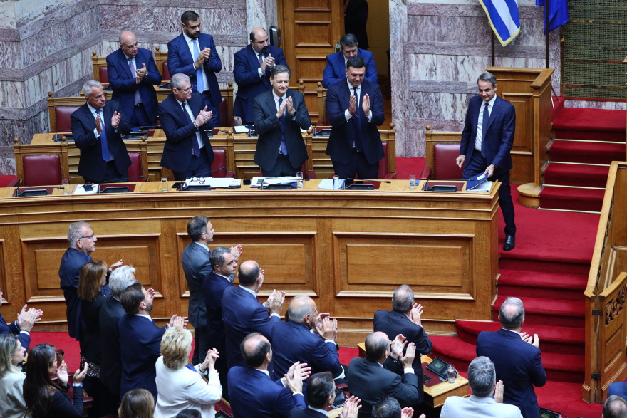 Πηγαδάκια, χειραψίες και selfies– Δείτε φωτογραφικά καρέ από τη συζήτηση των πολιτικών αρχηγών στη Βουλή