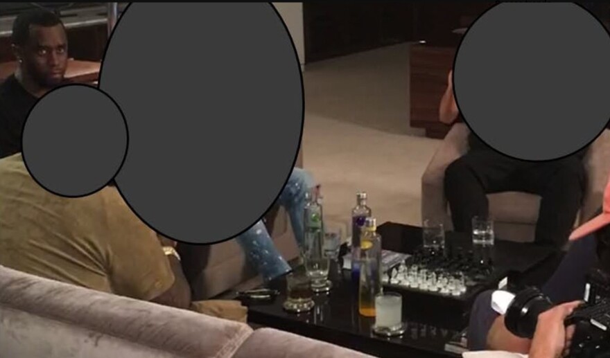 Diddy: Στη δημοσιότητα φωτογραφίες από τα πάρτι του ράπερ - Το δοχείο για το «χάπι του βιασμού» και τα μπουκάλια βότκας