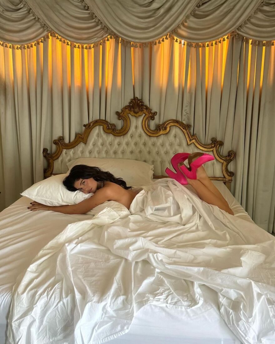 Κάιλι Τζένερ: Ποζάρει γυμνή στο κρεβάτι φορώντας μόνο τις γόβες της 