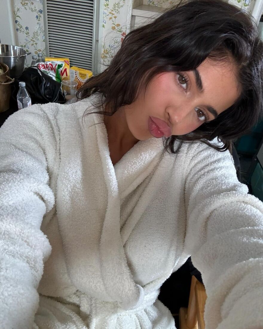 Κάιλι Τζένερ: Ποζάρει γυμνή στο κρεβάτι φορώντας μόνο τις γόβες της 