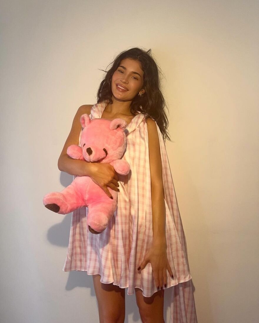 Κάιλι Τζένερ: Ποζάρει γυμνή στο κρεβάτι φορώντας μόνο τις γόβες της 