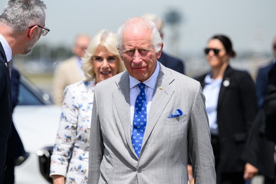 Βασιλιάς Κάρολος: Με γραβάτα με ελληνικές σημαίες εμφανίστηκε στη Σαμόα - Δείτε φωτογραφίες