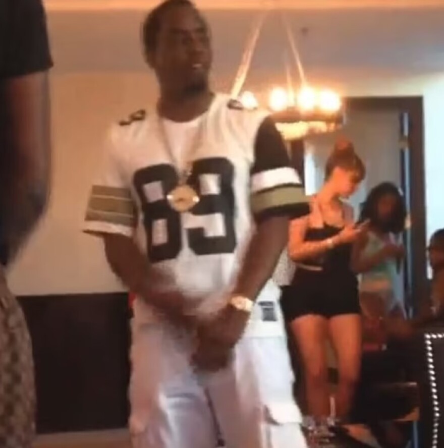 Diddy: Στη δημοσιότητα φωτογραφίες από τα πάρτι του ράπερ - Το δοχείο για το «χάπι του βιασμού» και τα μπουκάλια βότκας