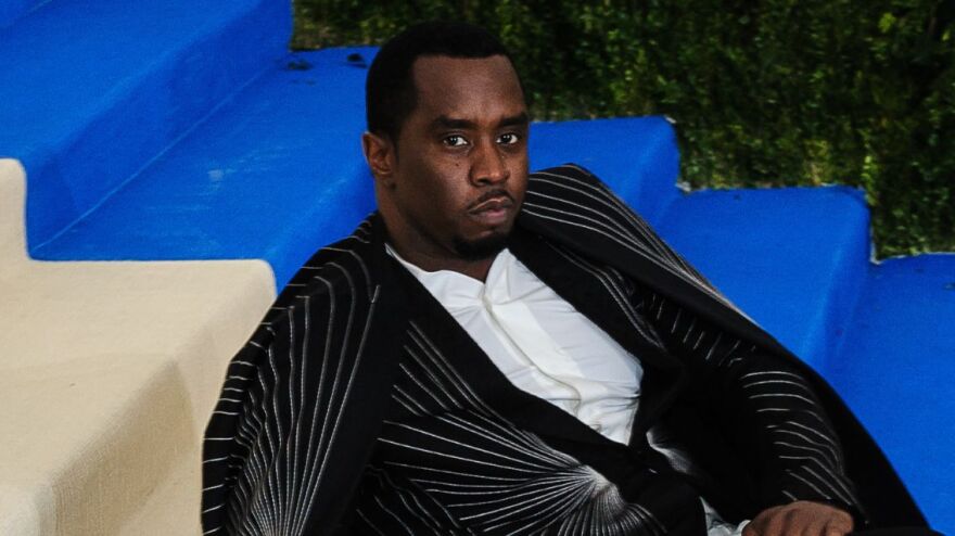 Diddy: Στη δημοσιότητα φωτογραφίες από τα πάρτι του ράπερ - Το δοχείο για το «χάπι του βιασμού» και τα μπουκάλια βότκας