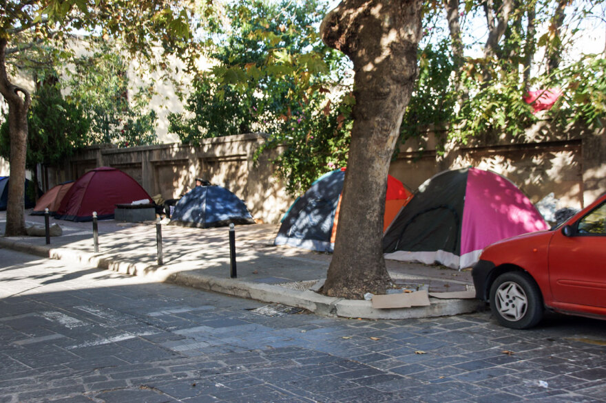 Ρόδος: Υγειονομικές «βόμβες» οι υπαίθριοι χώροι στο κέντρο από τον συνωστισμό των μεταναστών - Δείτε φωτογραφίες