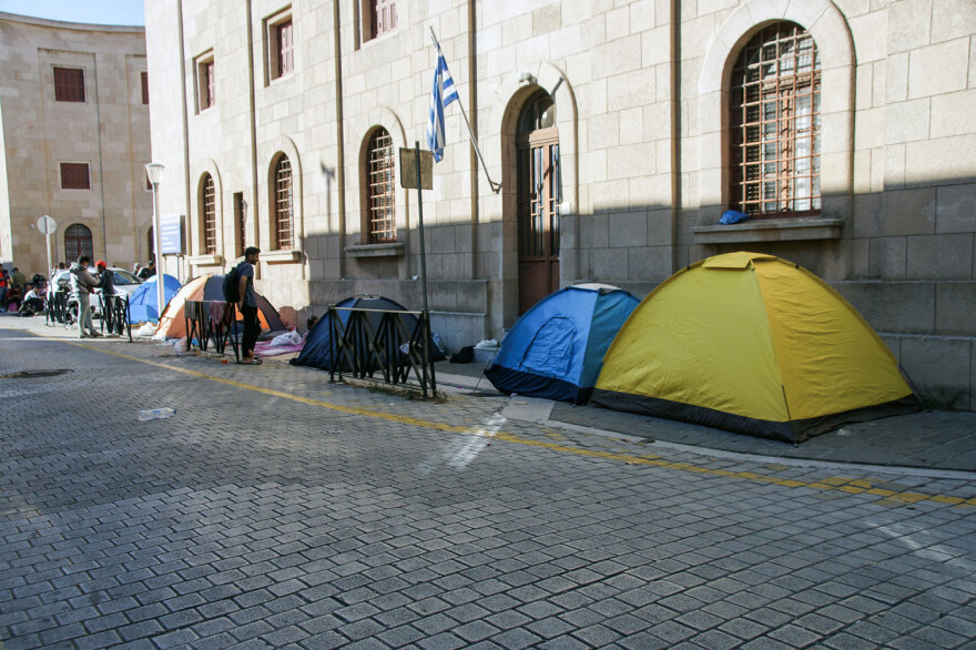 Ρόδος: Υγειονομικές «βόμβες» οι υπαίθριοι χώροι στο κέντρο από τον συνωστισμό των μεταναστών - Δείτε φωτογραφίες