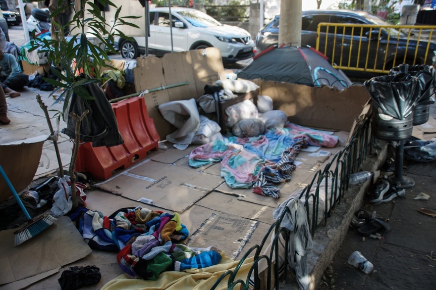 Ρόδος: Υγειονομικές «βόμβες» οι υπαίθριοι χώροι στο κέντρο από τον συνωστισμό των μεταναστών - Δείτε φωτογραφίες