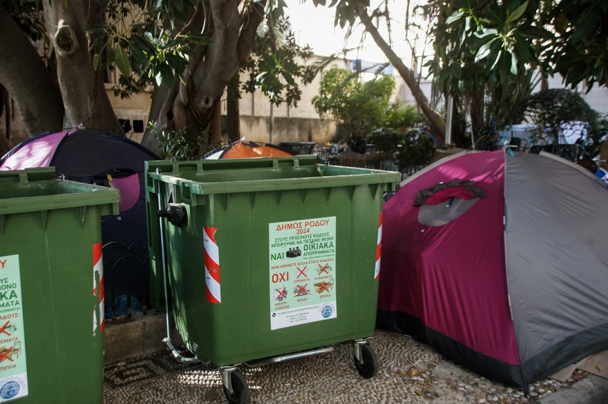 Ρόδος: Υγειονομικές «βόμβες» οι υπαίθριοι χώροι στο κέντρο από τον συνωστισμό των μεταναστών - Δείτε φωτογραφίες