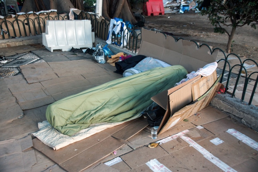 Ρόδος: Υγειονομικές «βόμβες» οι υπαίθριοι χώροι στο κέντρο από τον συνωστισμό των μεταναστών - Δείτε φωτογραφίες