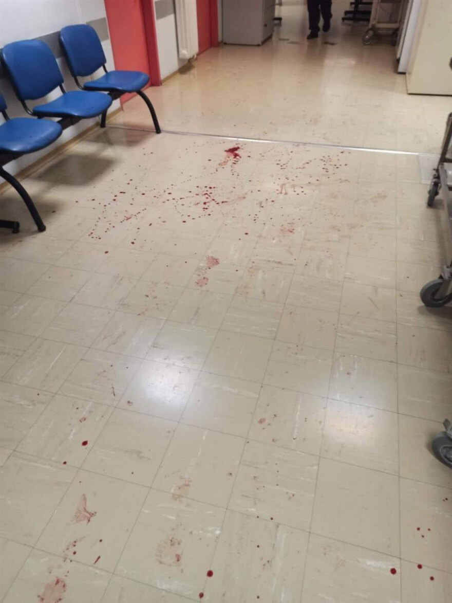 Ρομά διέλυσαν το Κέντρο Υγείας στα Σπάτα και επιτέθηκαν σε γιατρό, φύλακα και αστυνομικούς