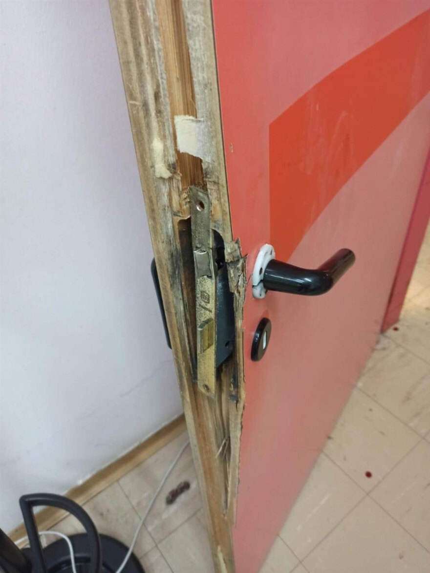 Ρομά διέλυσαν το Κέντρο Υγείας στα Σπάτα και επιτέθηκαν σε γιατρό, φύλακα και αστυνομικούς