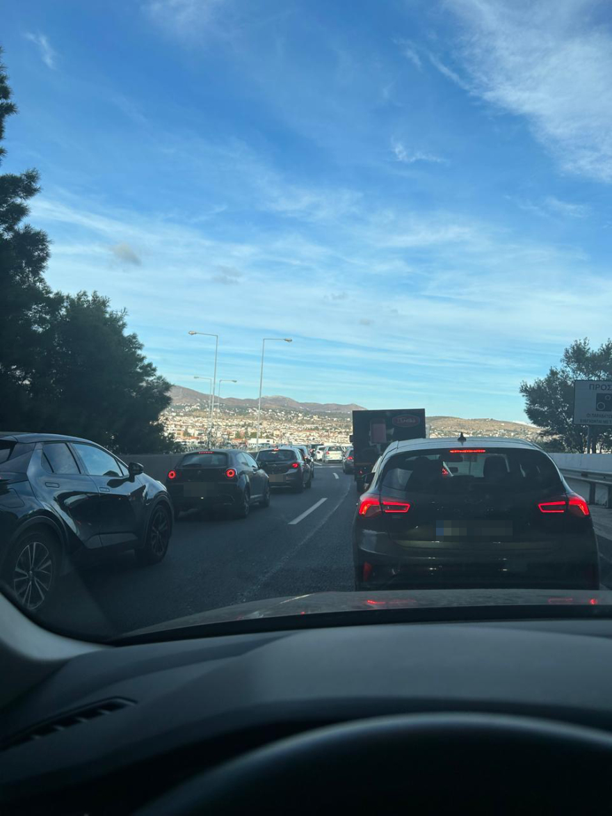 Κίνηση τώρα: Κορυφώνεται η έξοδος των εκδρομέων του τριημέρου - Καθυστερήσεις άνω των 30 λεπτών στην Αττική Οδό