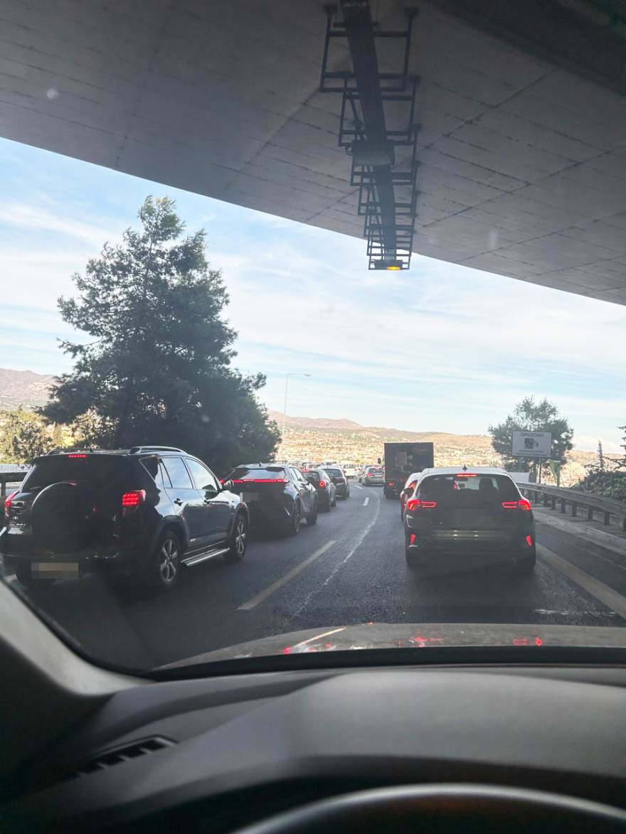 Κίνηση τώρα: Κορυφώνεται η έξοδος των εκδρομέων του τριημέρου - Καθυστερήσεις άνω των 30 λεπτών στην Αττική Οδό