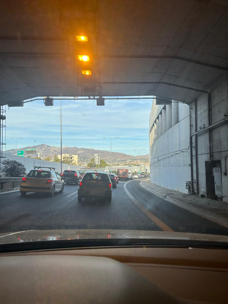 Κίνηση τώρα: Κορυφώνεται η έξοδος των εκδρομέων του τριημέρου - Καθυστερήσεις άνω των 30 λεπτών στην Αττική Οδό