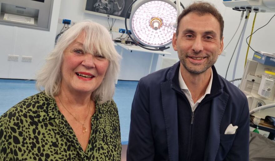 Αναστάσιος Γιαμουριάδης: Ο Έλληνας νευροχειρουργός αφαιρεί όγκους εγκεφάλου μέσα από τα... φρύδια