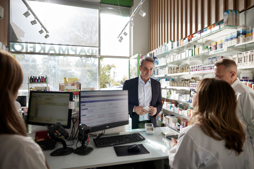 Μητσοτάκης: Πήρε self test για τον καρκίνο του παχέος εντέρου σε φαρμακείο της Αθήνας