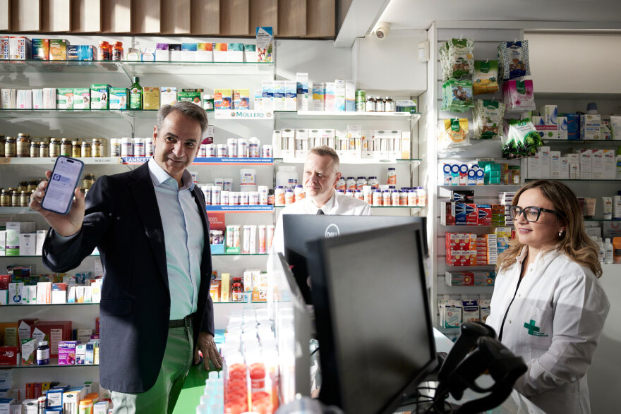 Μητσοτάκης: Πήρε self test για τον καρκίνο του παχέος εντέρου σε φαρμακείο της Αθήνας