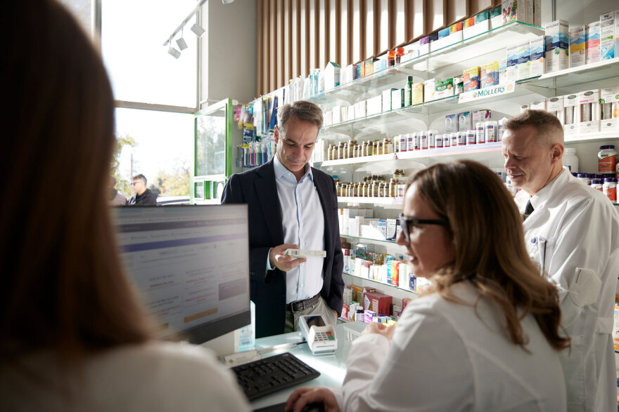 Μητσοτάκης: Πήρε self test για τον καρκίνο του παχέος εντέρου σε φαρμακείο της Αθήνας