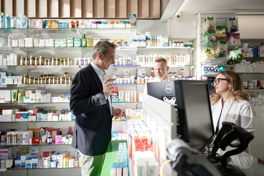 Μητσοτάκης: Πήρε self test για τον καρκίνο του παχέος εντέρου σε φαρμακείο της Αθήνας