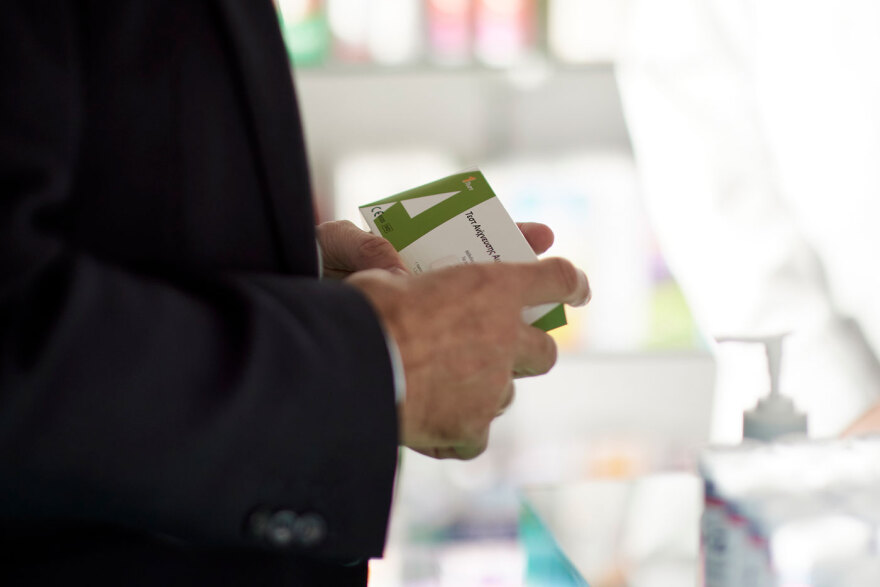 Μητσοτάκης: Πήρε self test για τον καρκίνο του παχέος εντέρου σε φαρμακείο της Αθήνας