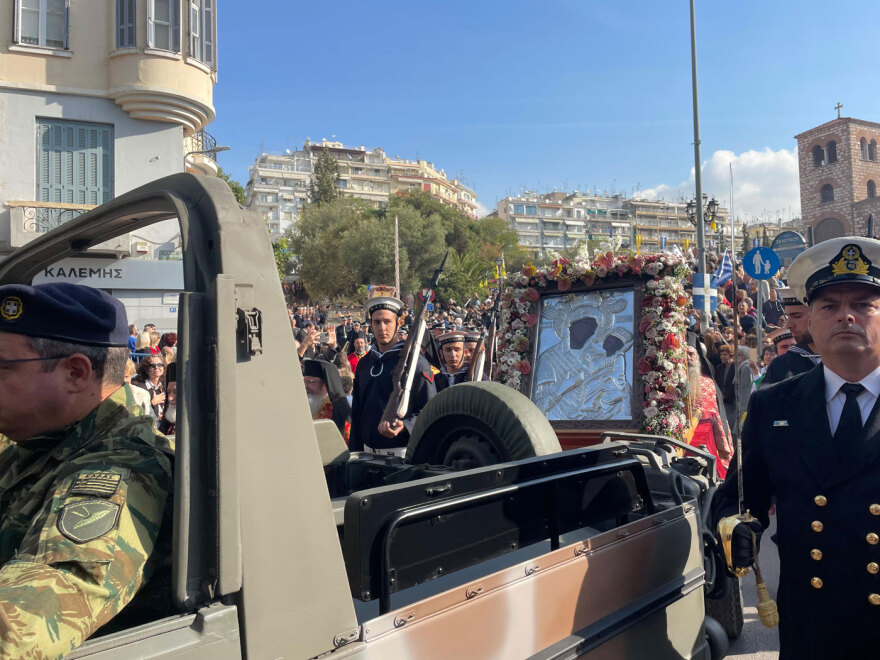 Σε κλίμα κατάνυξης η λιτανεία για τον Άγιο Δημήτριο στη Θεσσαλονίκη - Δείτε βίντεο και φωτογραφίες