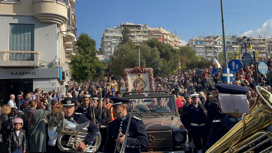 Σε κλίμα κατάνυξης η λιτανεία για τον Άγιο Δημήτριο στη Θεσσαλονίκη - Δείτε βίντεο και φωτογραφίες