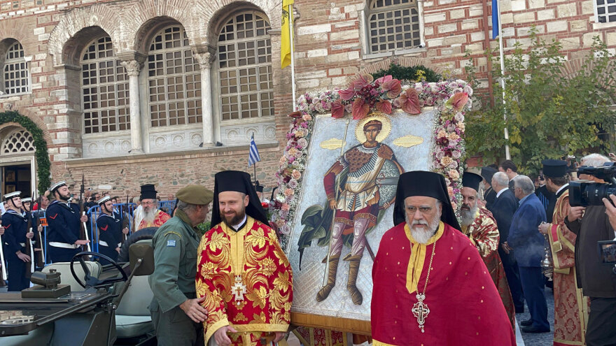 Σε κλίμα κατάνυξης η λιτανεία για τον Άγιο Δημήτριο στη Θεσσαλονίκη - Δείτε βίντεο και φωτογραφίες