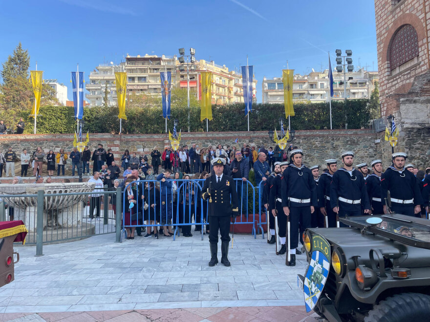 Σε κλίμα κατάνυξης η λιτανεία για τον Άγιο Δημήτριο στη Θεσσαλονίκη - Δείτε βίντεο και φωτογραφίες