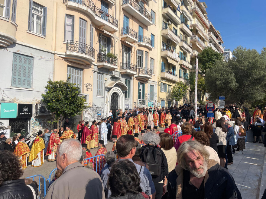 Σε κλίμα κατάνυξης η λιτανεία για τον Άγιο Δημήτριο στη Θεσσαλονίκη - Δείτε βίντεο και φωτογραφίες