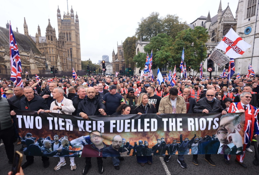 Βρετανία: Χιλιάδες διαδηλωτές ζήτησαν μέτρα για το μεταναστευτικό και την απελεύθερωση του ακροδεξιού Τόμι Ρόμπινσον