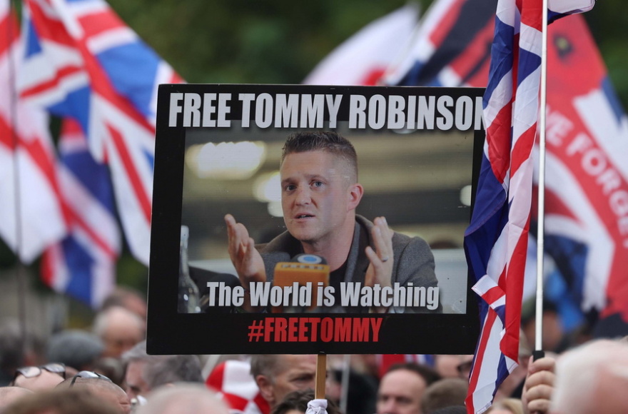 Βρετανία: Χιλιάδες διαδηλωτές ζήτησαν μέτρα για το μεταναστευτικό και την απελεύθερωση του ακροδεξιού Τόμι Ρόμπινσον