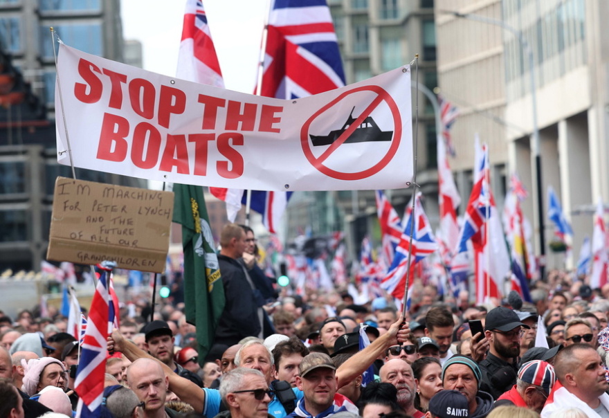 Βρετανία: Χιλιάδες διαδηλωτές ζήτησαν μέτρα για το μεταναστευτικό και την απελεύθερωση του ακροδεξιού Τόμι Ρόμπινσον