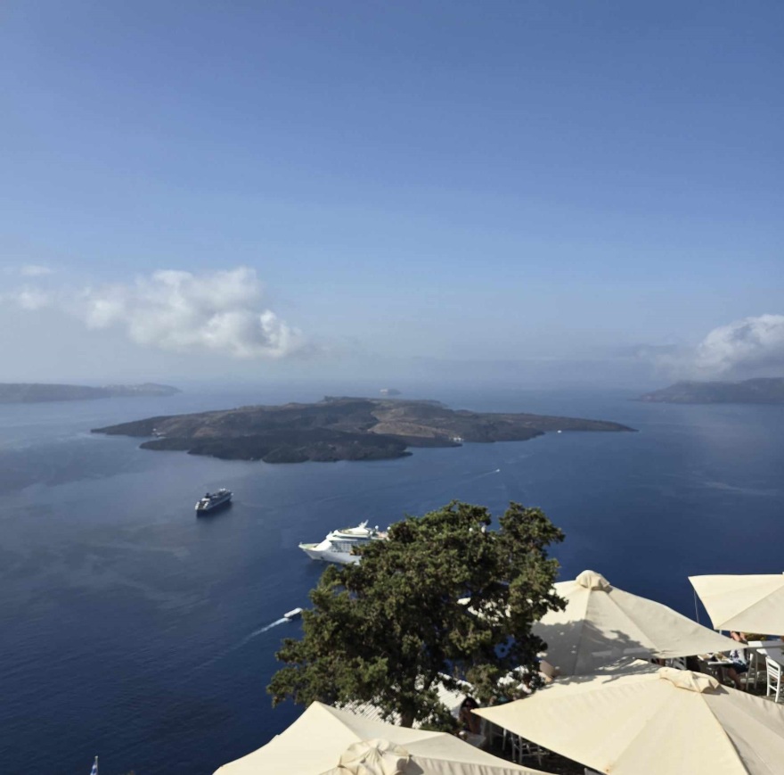Σαντορίνη: Παραμένει ναυαρχίδα του τουρισμού πολυτελείας