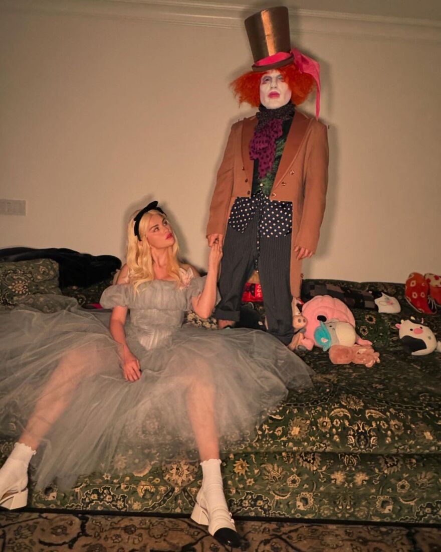 Σελένα Γκόμεζ - Μπένι Μπλάνκο: Ποζάρουν ως ήρωες της ταινίας «Η Αλίκη στη χώρα των θαυμάτων»