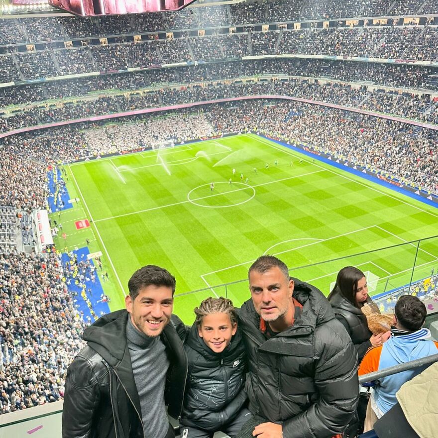 Στέλιος Χανταμπάκης - Όλγα Πηλιάκη: Ο γιος τους έκλεισε τα 11 - Οι φωτογραφίες στο Σαντιάγο Μπερναμπέου 