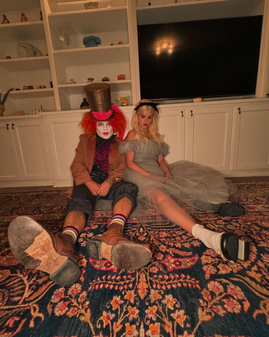 Σελένα Γκόμεζ - Μπένι Μπλάνκο: Ποζάρουν ως ήρωες της ταινίας «Η Αλίκη στη χώρα των θαυμάτων»