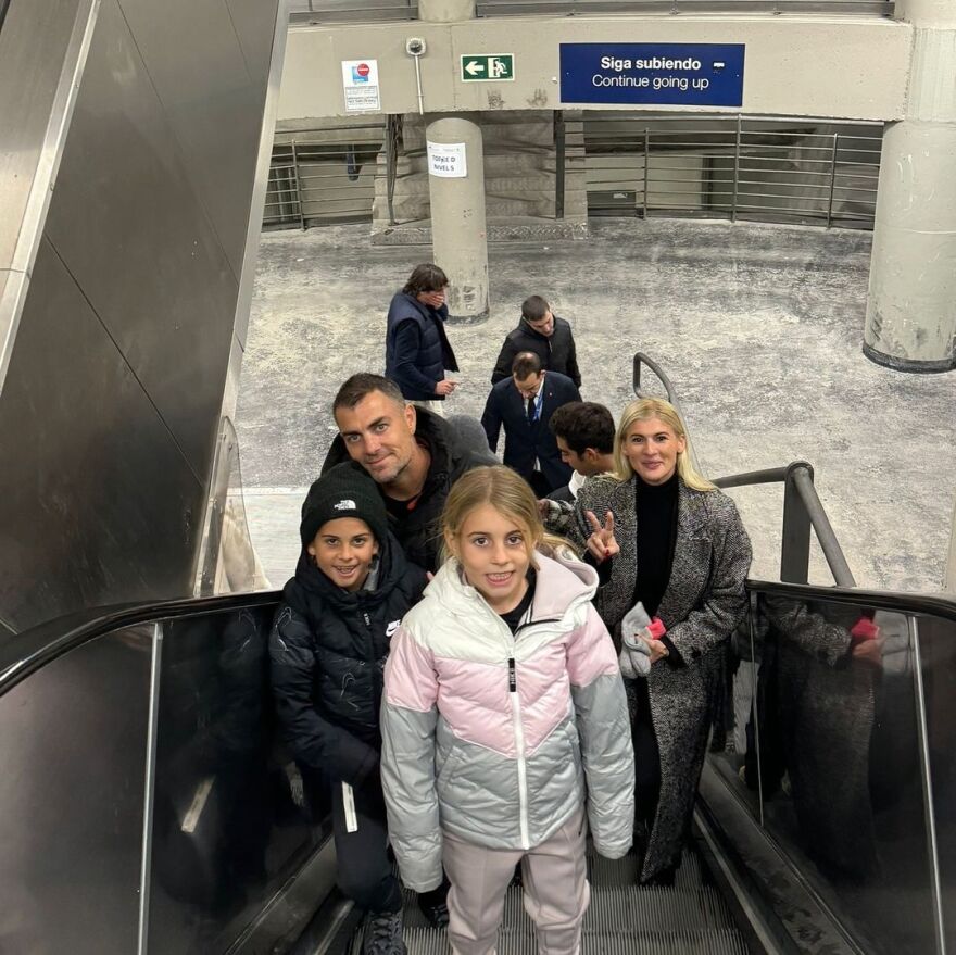 Στέλιος Χανταμπάκης - Όλγα Πηλιάκη: Ο γιος τους έκλεισε τα 11 - Οι φωτογραφίες στο Σαντιάγο Μπερναμπέου 