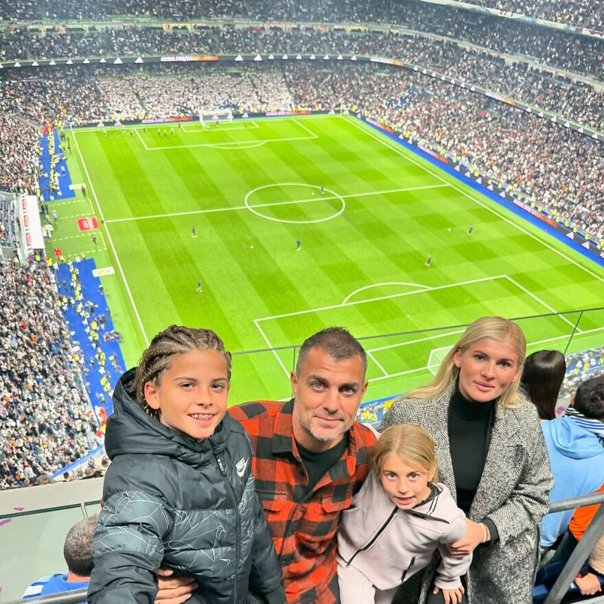 Στέλιος Χανταμπάκης - Όλγα Πηλιάκη: Ο γιος τους έκλεισε τα 11 - Οι φωτογραφίες στο Σαντιάγο Μπερναμπέου 