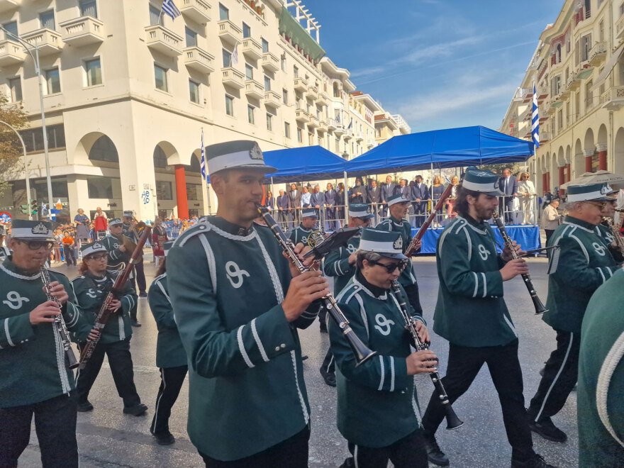 Η μαθητική παρέλαση για την 28η Οκτωβρίου στη Θεσσαλονίκη - Δείτε φωτογραφίες και βίντεο