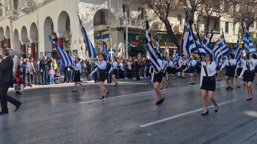 Η μαθητική παρέλαση για την 28η Οκτωβρίου στη Θεσσαλονίκη - Δείτε φωτογραφίες και βίντεο