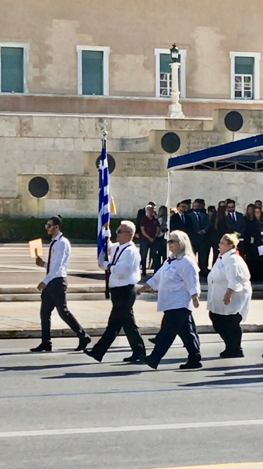 28η Οκτωβρίου: Ο 80χρονος μαθητής Γυμνασίου στην Αθήνα που έγινε σημαιοφόρος και κατέρριψε ρεκόρ