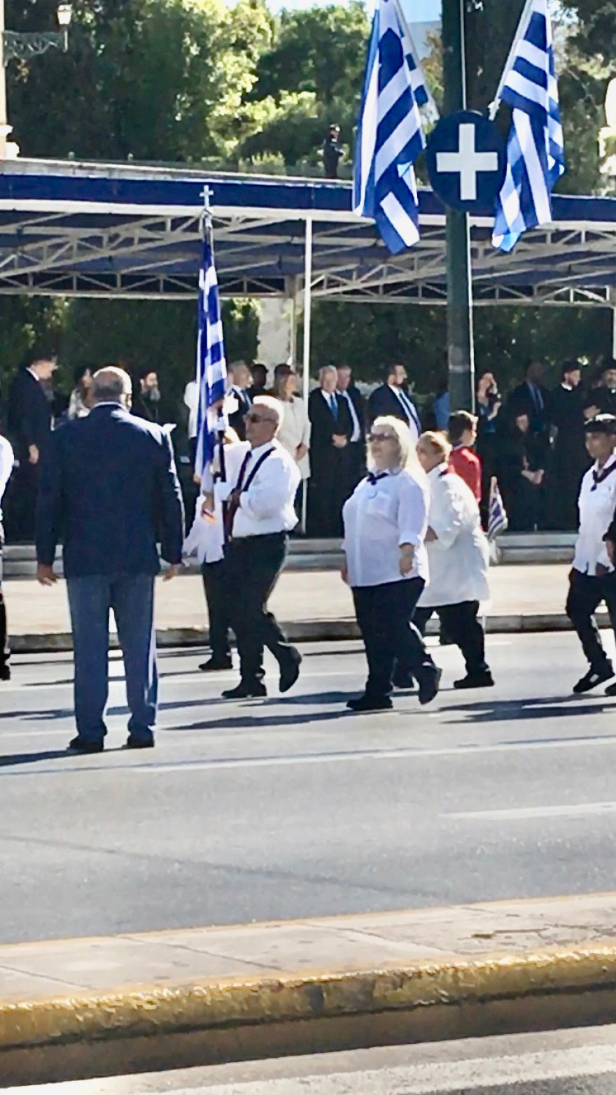 28η Οκτωβρίου: Ο 80χρονος μαθητής Γυμνασίου στην Αθήνα που έγινε σημαιοφόρος και κατέρριψε ρεκόρ