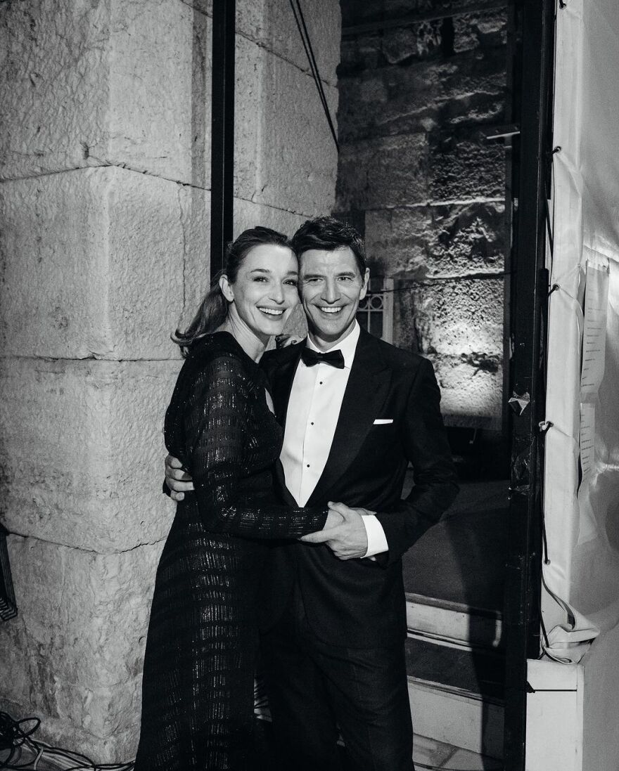 Σάκης Ρουβάς: Το φιλί στην Κάτια Ζυγούλη - Είσαι ένα εκατομμύριο συναισθήματα σε ένα μόνο, γράφει ο τραγουδιστής 