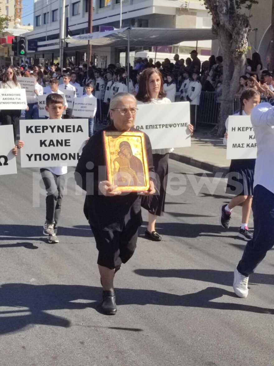 Χαρίτα Μάντολες: Η γυναίκα «σύμβολο» των αγνοουμένων στην Κύπρο παρήλασε για την 28η Οκτωβρίου