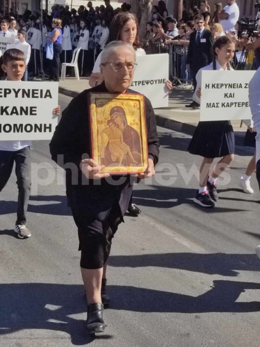 Χαρίτα Μάντολες: Η γυναίκα «σύμβολο» των αγνοουμένων στην Κύπρο παρήλασε για την 28η Οκτωβρίου