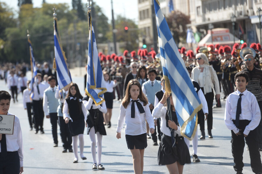 28η Οκτωβρίου: Με τη μαθητική παρέλαση τίμησαν την επέτειο του «Όχι» στην Αθήνα - Δείτε βίντεο και φωτογραφίες 