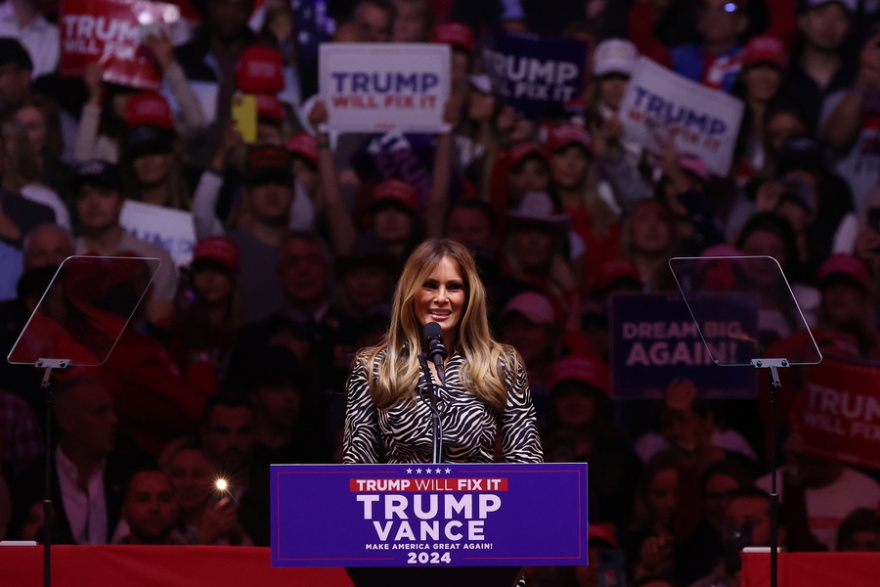 Χυδαία σχόλια κατά των Δημοκρατικών στη συγκέντρωση του Τραμπ στη Νέα Υόρκη - Μίλησαν Μασκ και Μελάνια