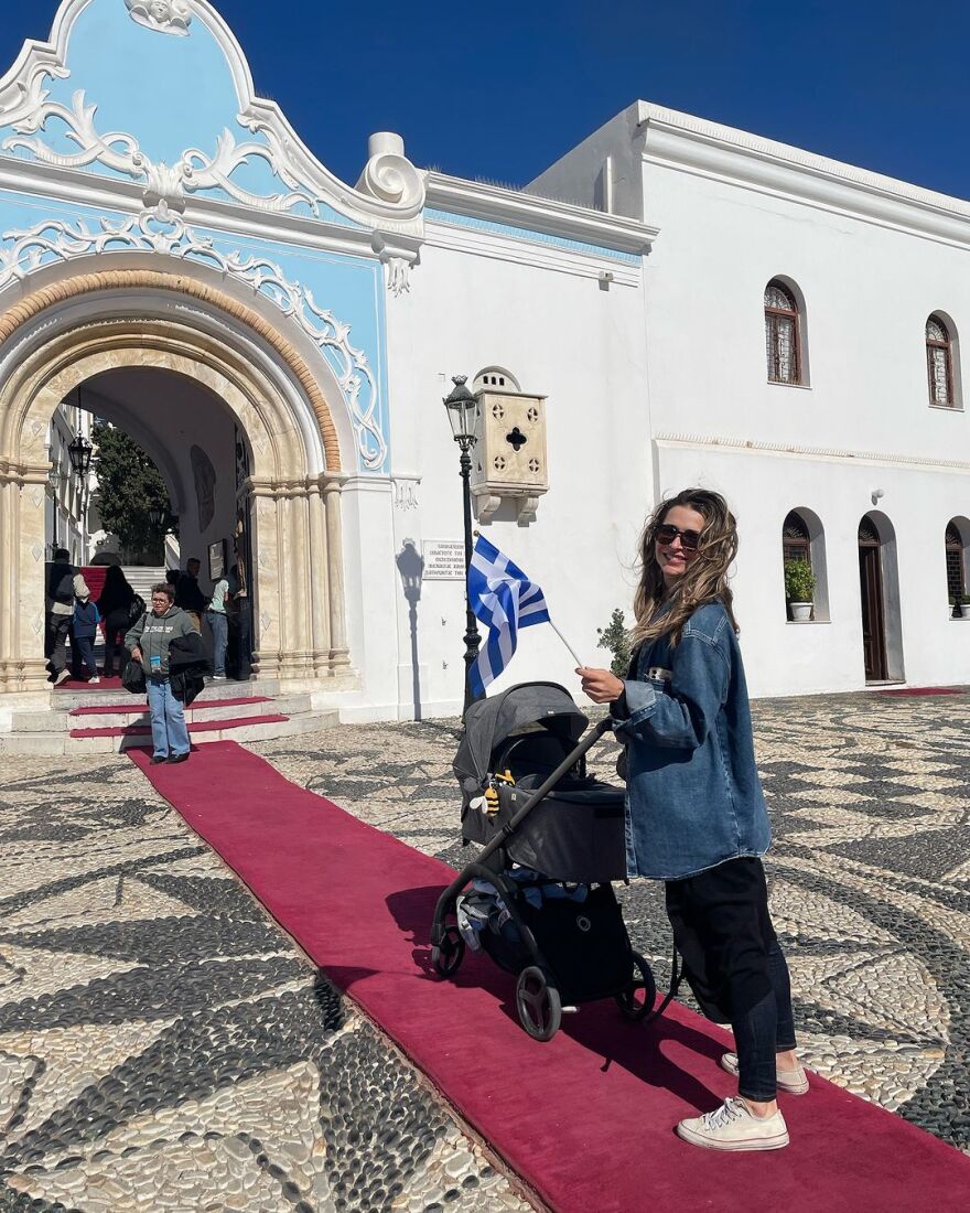 Βασιλική Τρουφάκου: Επισκέφτηκε την Παναγία της Τήνου με τον γιο της