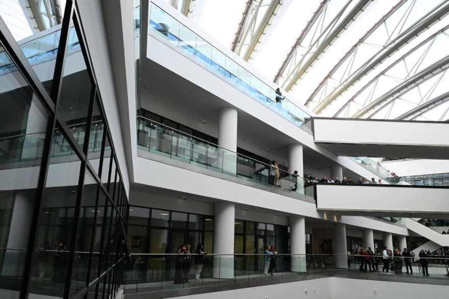 Μέσα στα νέα υπερσύγχρονα γραφεία της ΑΑΔΕ στον Ταύρο - Μπάρες εισόδου, «πράσινο» και παιδικός σταθμός