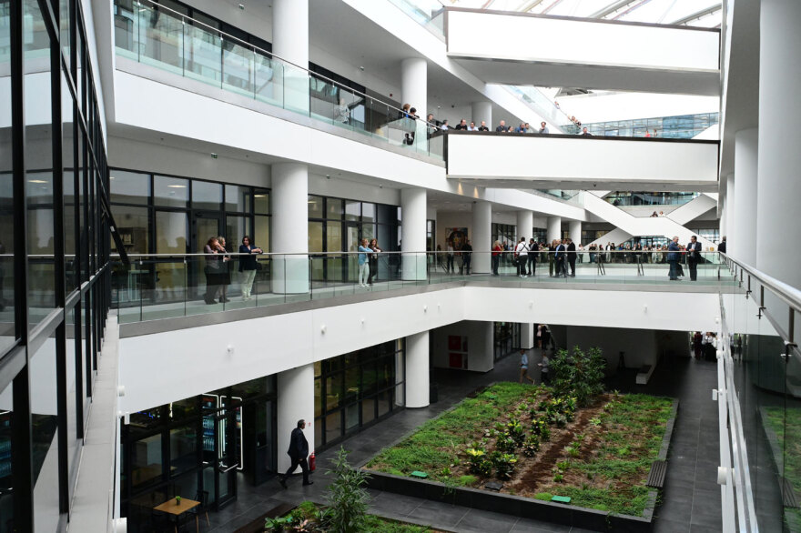 Μέσα στα νέα υπερσύγχρονα γραφεία της ΑΑΔΕ στον Ταύρο - Μπάρες εισόδου, «πράσινο» και παιδικός σταθμός